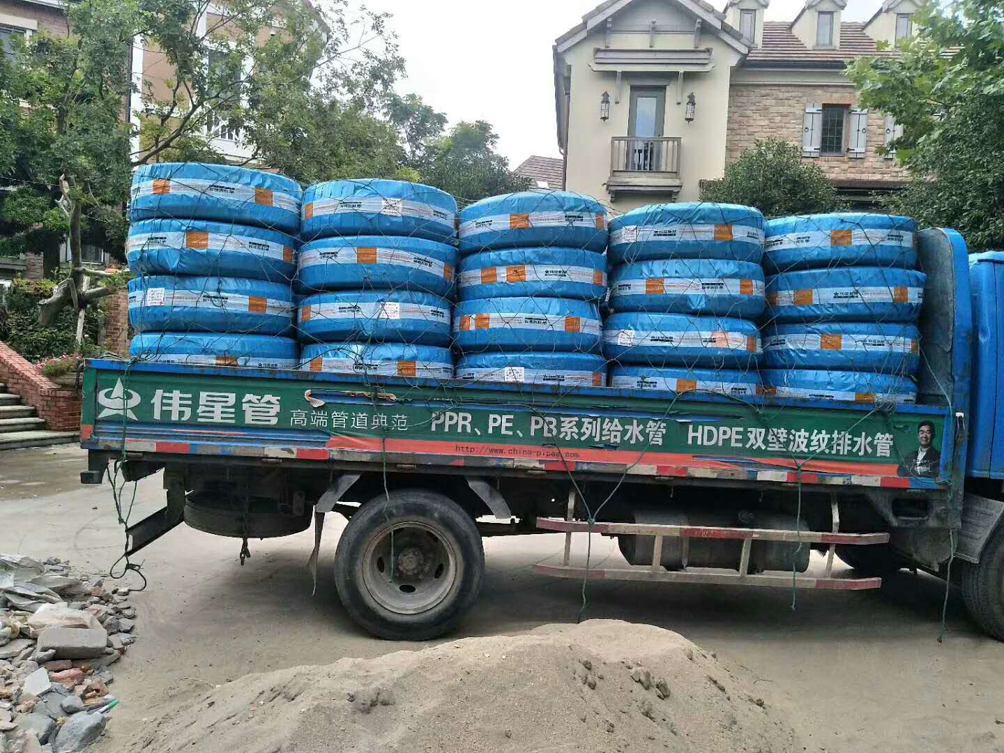 上海浦東區(qū)南六公路自建別墅材料現(xiàn)場(chǎng)